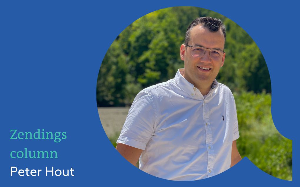 Man met donker, golvend haar, bril op, overhemd met korte mouwen.