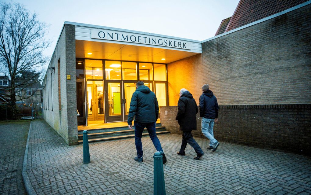 Mensen voor de ingang van de kerk.