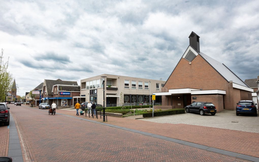 Het kerkgebouw van de gereformeerde gemeente in Enter (r.). beeld RD, Anton Dommerholt