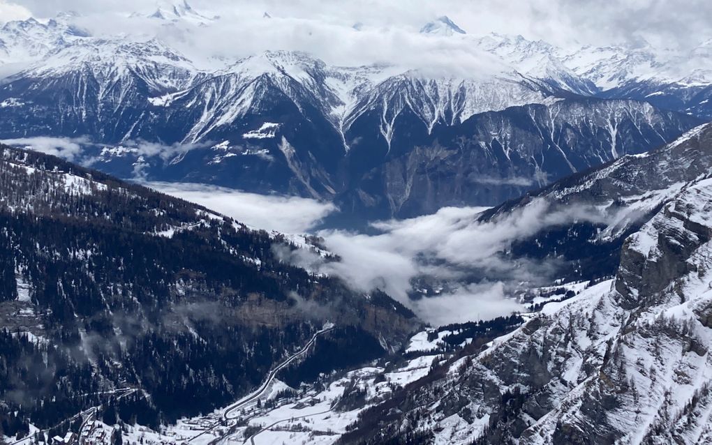 Uitzicht vanaf boven op de Gemmi pas in Zwitserland.