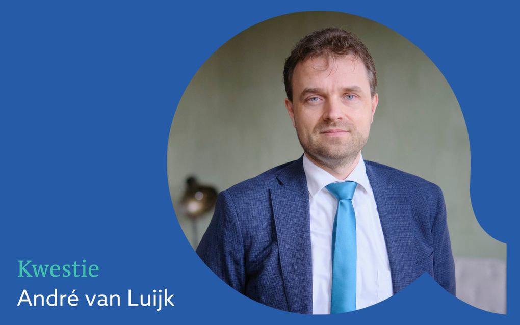 Vignet van de rubriek Kwestie, met een foto van een man met een licht baardje en in een blauw veld de naam André van Luijk