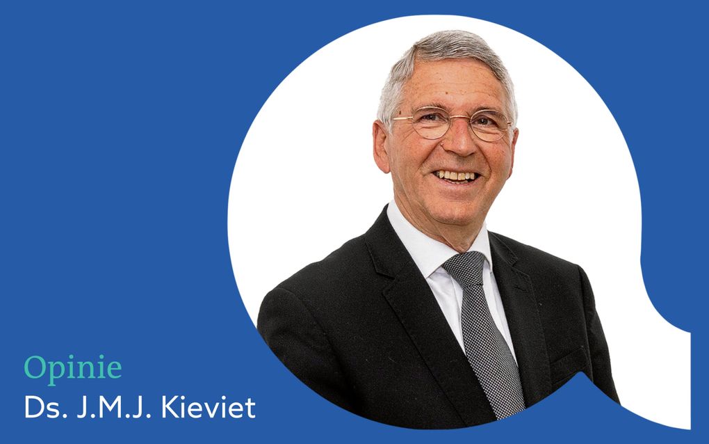 Het logo van de rubriek Welbeschouwd met een portretfoto van ds. J.M.J. Kieviet.