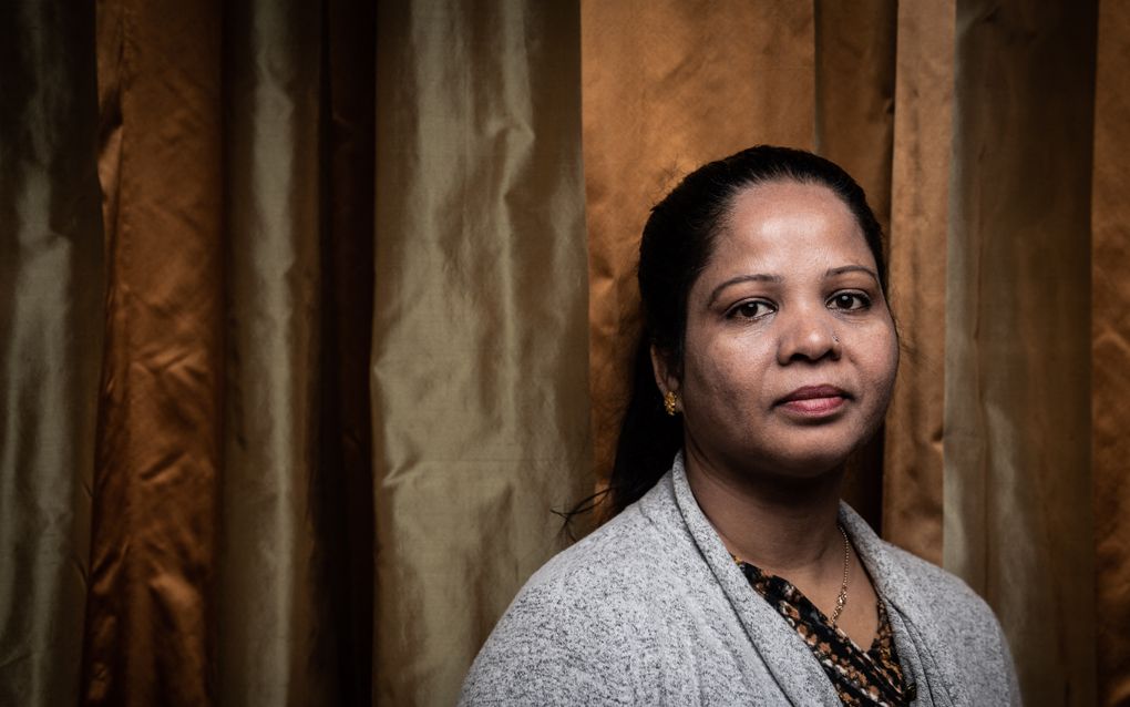 Vrouw met donker haar kijkt in de camera.