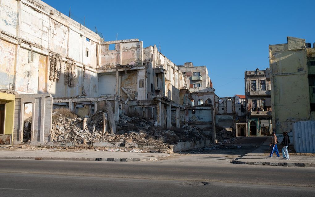 Een ruïne. De lucht is blauw. 