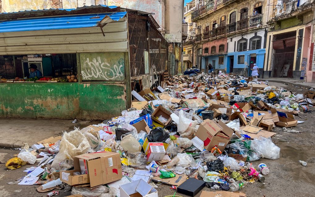 Plastic zakken en kartonnen dozen tussen gekleurde huizen. 