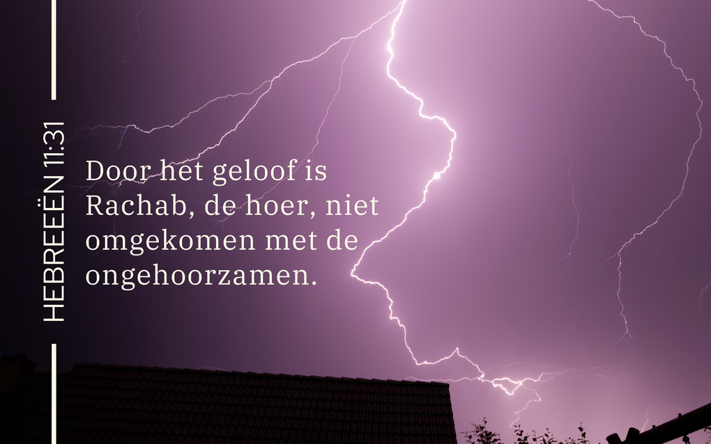 Bliksem aan de nachtelijke hemel.