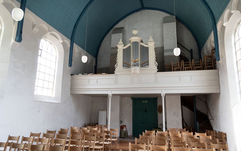 Wit orgel in kerkgebouw