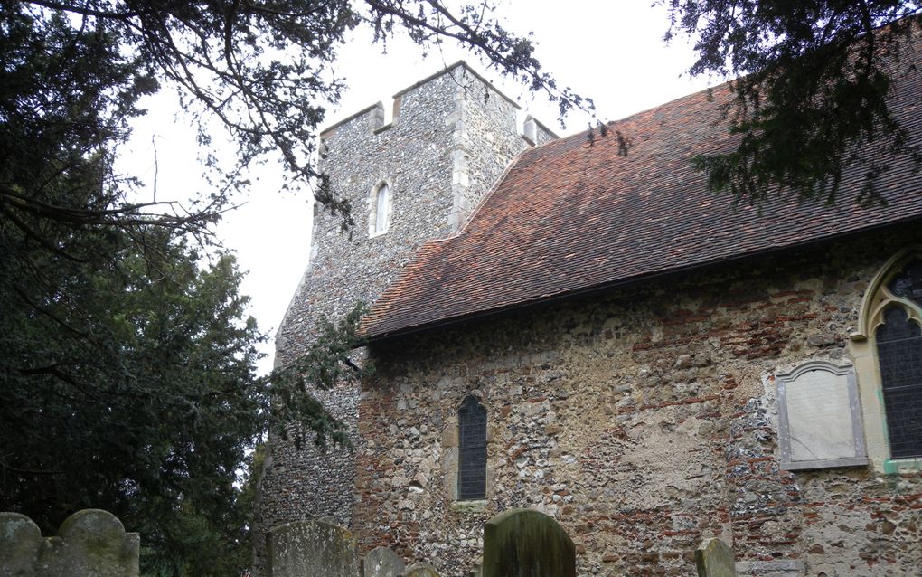 Oud Engels kerkje met grafzerken op de voorgrond