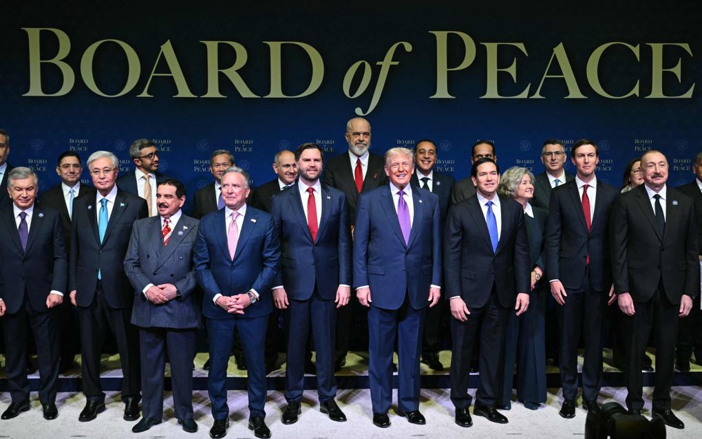 Mannen in pak gaan met elkaar op de foto.