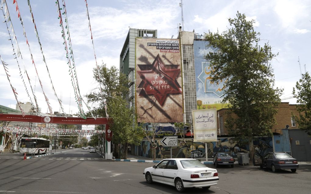 Een auto rijdt langs een anti-Israël billboard met een tekst in het Perzisch: 'Sterf aan deze angst', in Teheran, Iran. beeld EPA, Abedin Taherkenareh