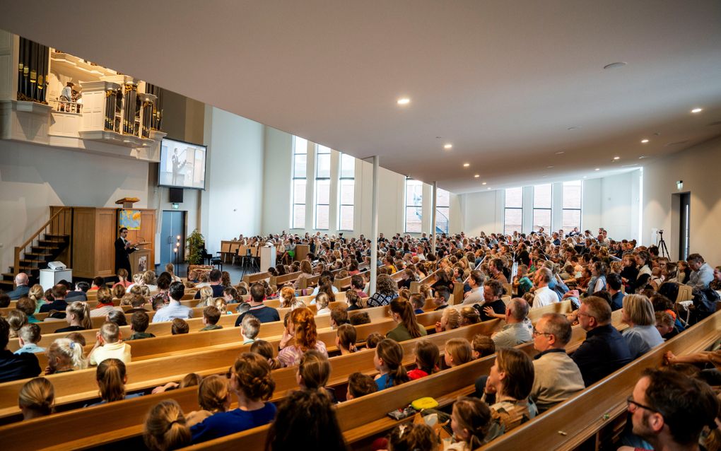 ”Ga je mee op reis?” was zaterdag in Sliedrecht het thema van het kinderappel (-12) van de christelijke gereformeerde jeugdorganisatie LCJ. Ds. A. Voorwinden uit Noordeloos sprak over de zendingsreizen van de apostel Paulus. beeld Cees van der Wal 