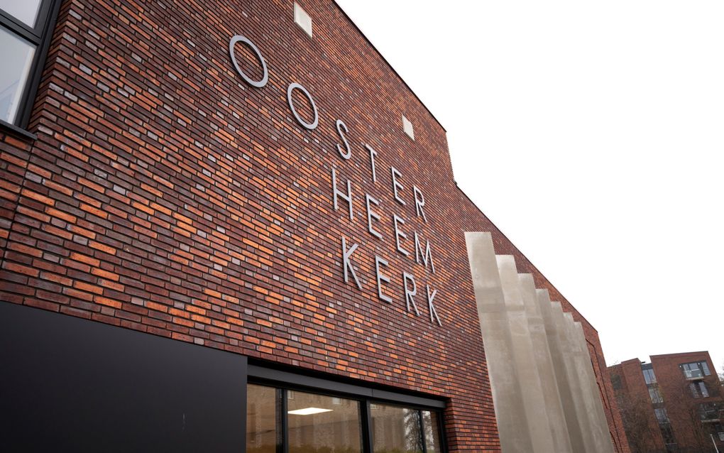 Gloednieuw kerkgebouw, met op de stenen muur de naam, Oosterheemkerk. Eronder ramen.