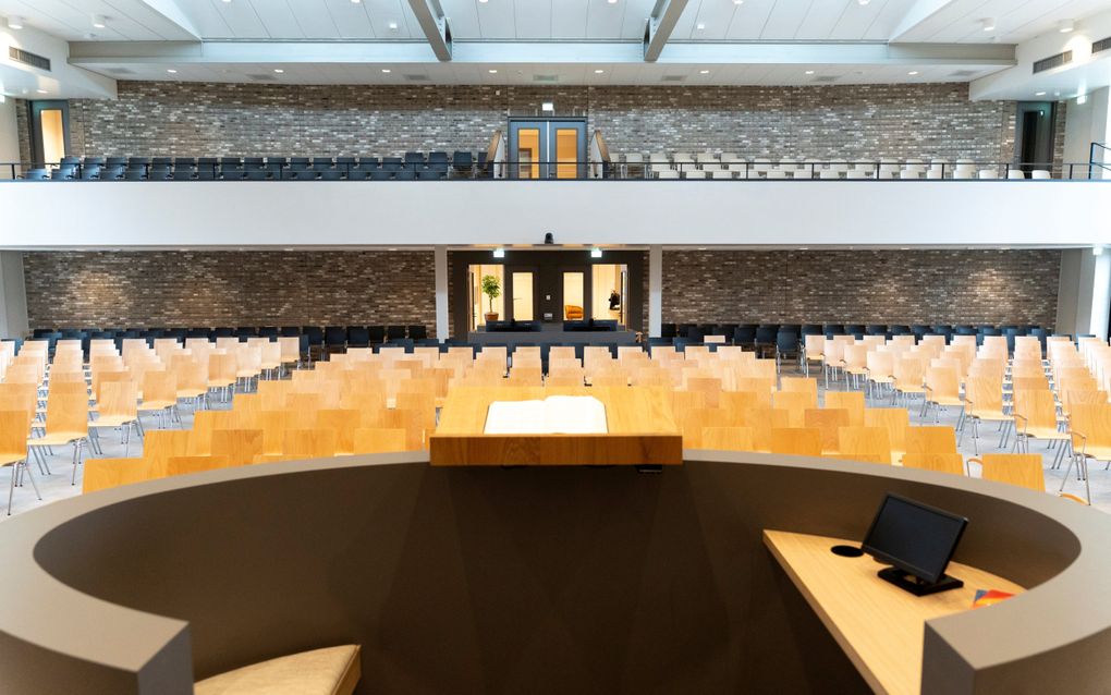 De kerkzaal vanaf de kansel. Er is ook een galerij.