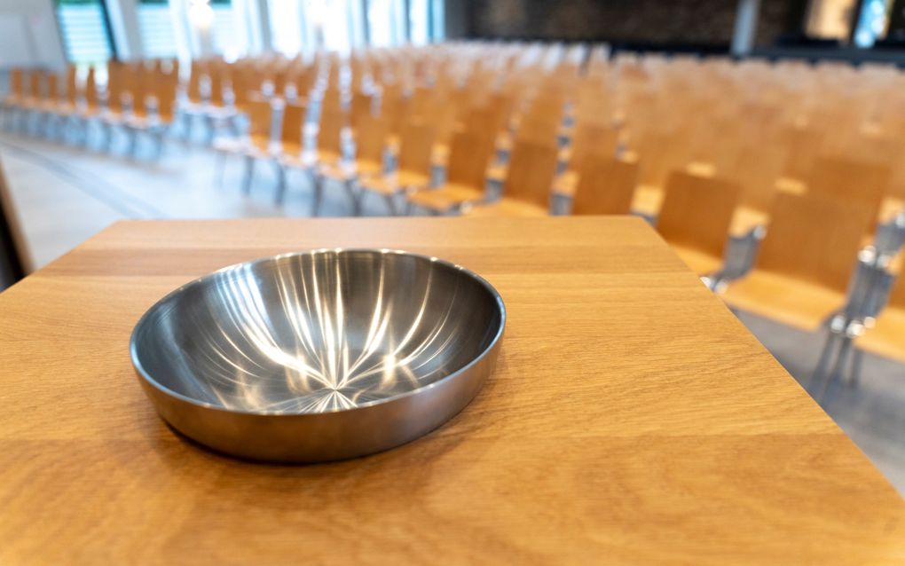 Een zilveren schaal op een houten ondergrond.