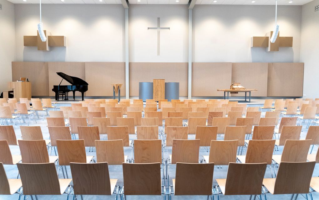 Stoelen, voorin onder andere de zwarte vleugel.