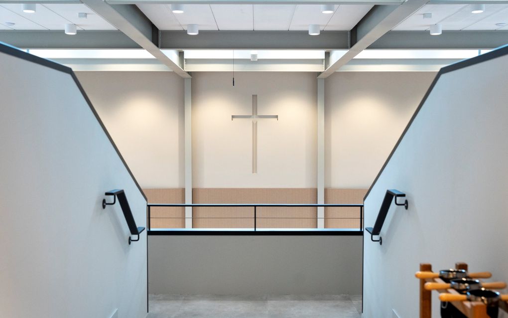 Het kruis boven het podium, gezien vanaf de galerij.