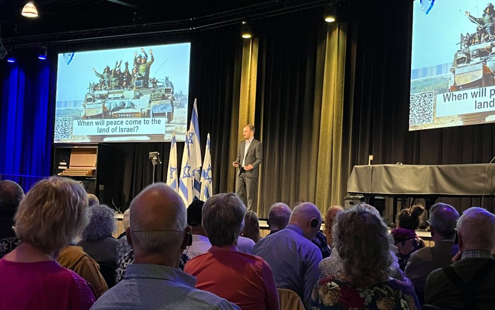 „Wanneer zal er vrede komen in het land Israël?” Hananya Naftali uit Israël sprak zaterdag in het Barneveldse zalencentrum Het Kruispunt. beeld RD