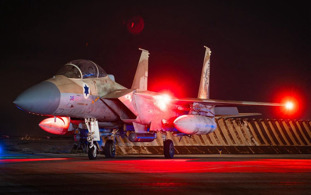 Israëlische F-15 op een luchtmachtbasis. De luchtmacht was zaterdagavond paraat om een vergeldingsaanval op Iran uit te voeren nadat Teheran honderden projectielen richting de Joodse staat had afgevuurd. beeld AFP, Israeli Army