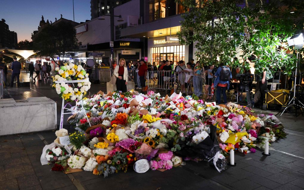 Bloemen bij het winkelcentrum in Sydney waar zaterdag een man zes mensen doodde. beeld AFP, DAVID GRAY 