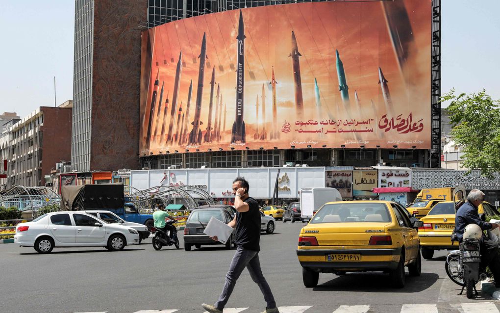 ”Israël is zwakker dan een spinnenweb” luidt de tekst op een billboard in de Iraanse hoofdstad Teheran. beeld AFP, Atta Kenare