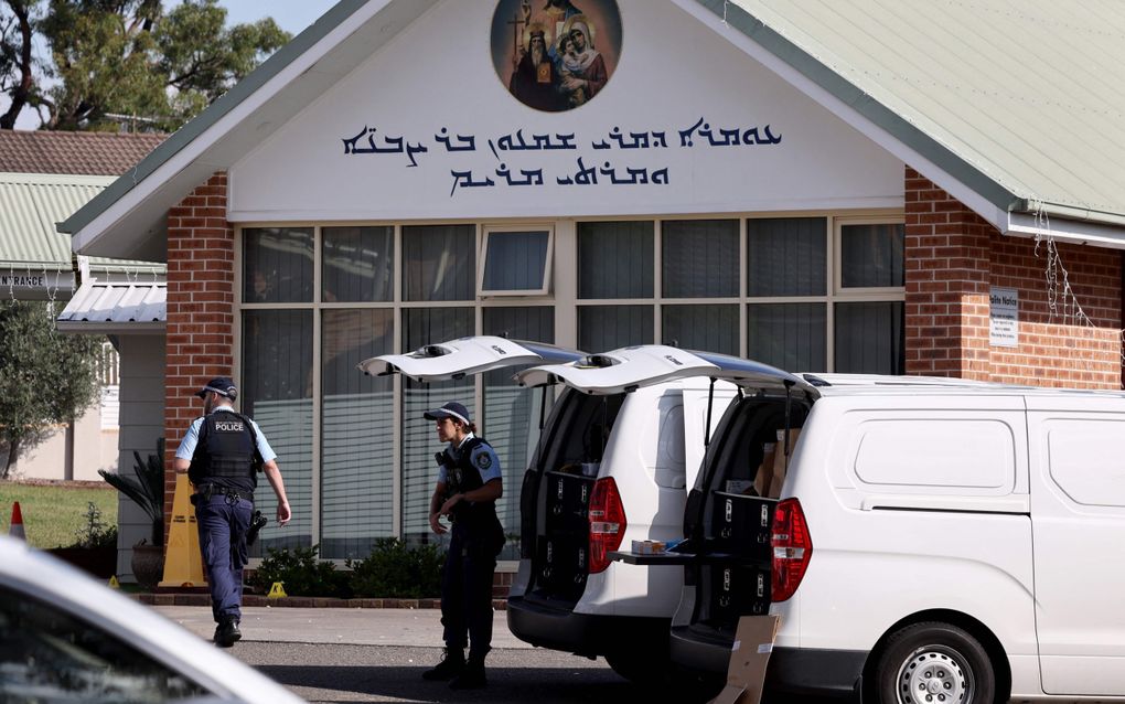 Politieagenten bij de Christ the Good Shepherd Church in de westelijke buitenwijk Wakeley van Sydney. beeld AFP, David Grey