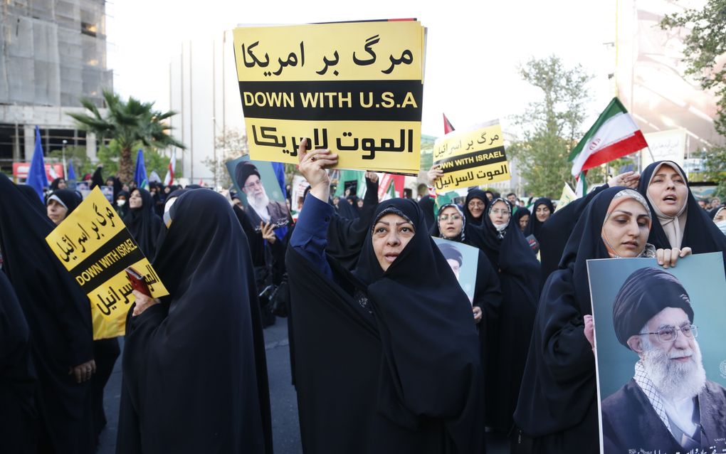 Iraanse vrouwen vieren maandag in het centrum van Teheran de aanval op Israël. beeld EPA, Abedin Taherkenareh