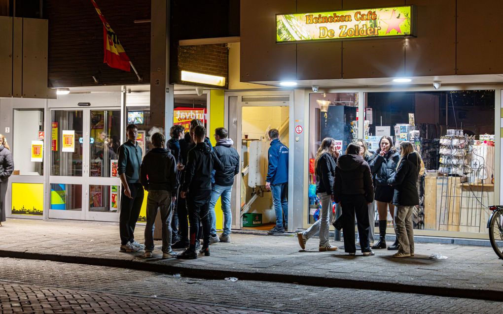 Stichting Barjona bezoekt uitgaande jongeren in Urk: „Paar biertjes in het weekend moet kunnen”