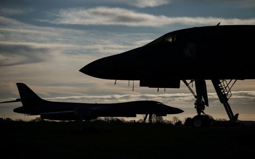 Twee gevechtsvliegtuigen staan op een luchtmachtbasis.