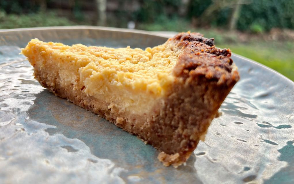 Gele taart op een blauw bord.