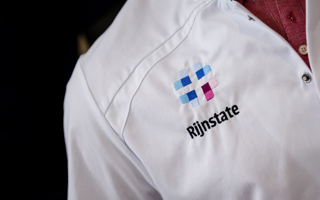 Witte jas met het logo van Rijnstate erop.