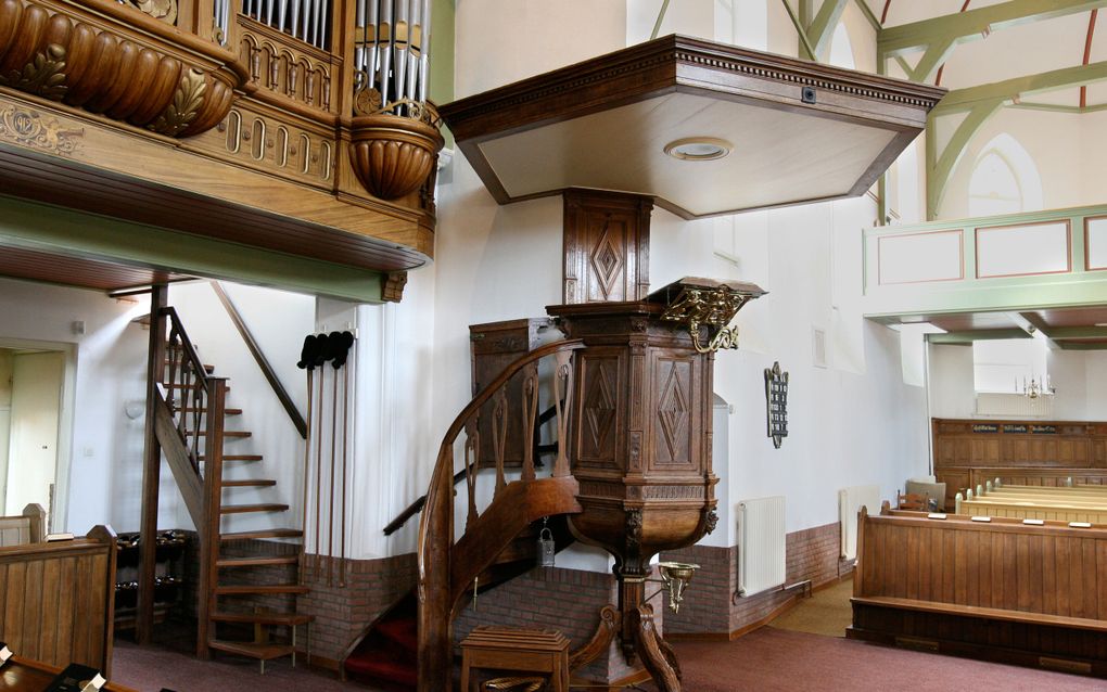 Houten kansel in oude kerk.