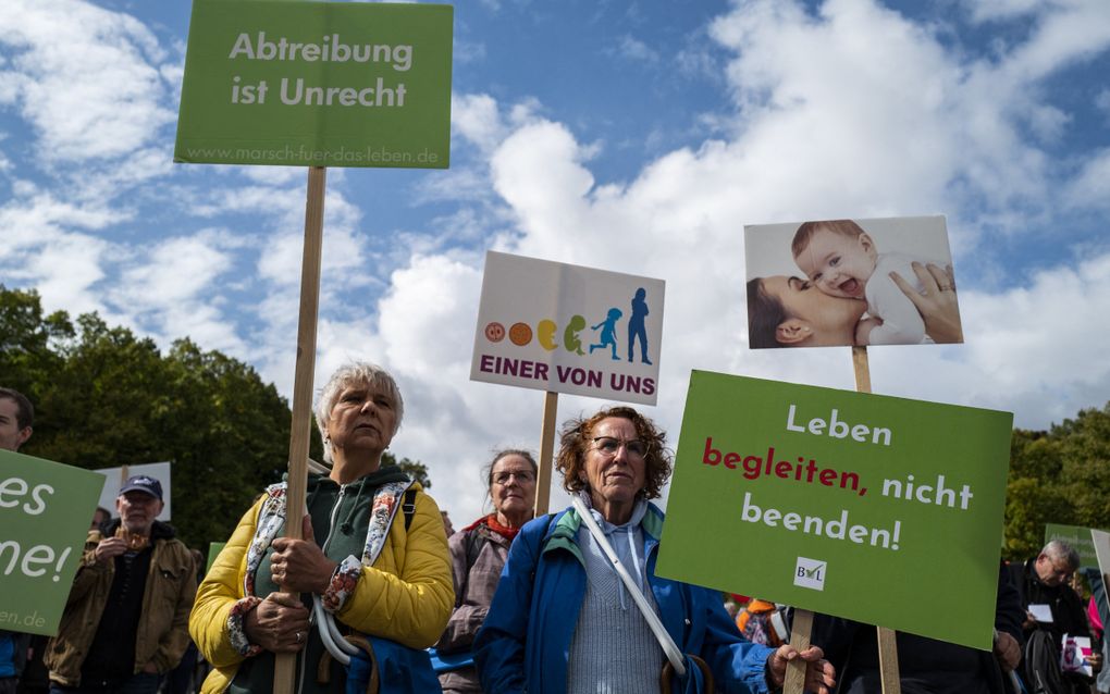 Deelnemers aan de jaarlijkse Mars voor het Leven in Berlijn protesteren tegen abortus. beeld AFP, John MacDougall. 