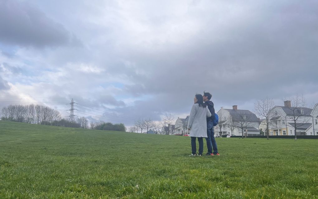 De familie Lee in hun nieuwe vaderland. Vanwege veiligheidsredenen willen ze niet herkenbaar worden afgebeeld in de media. beeld familie Lee