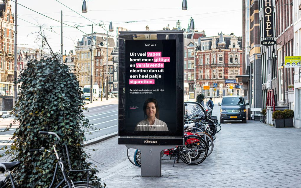 Een van de vele reclameborden van de campagne tegen vapen. beeld ArtsenSlaanAlarm