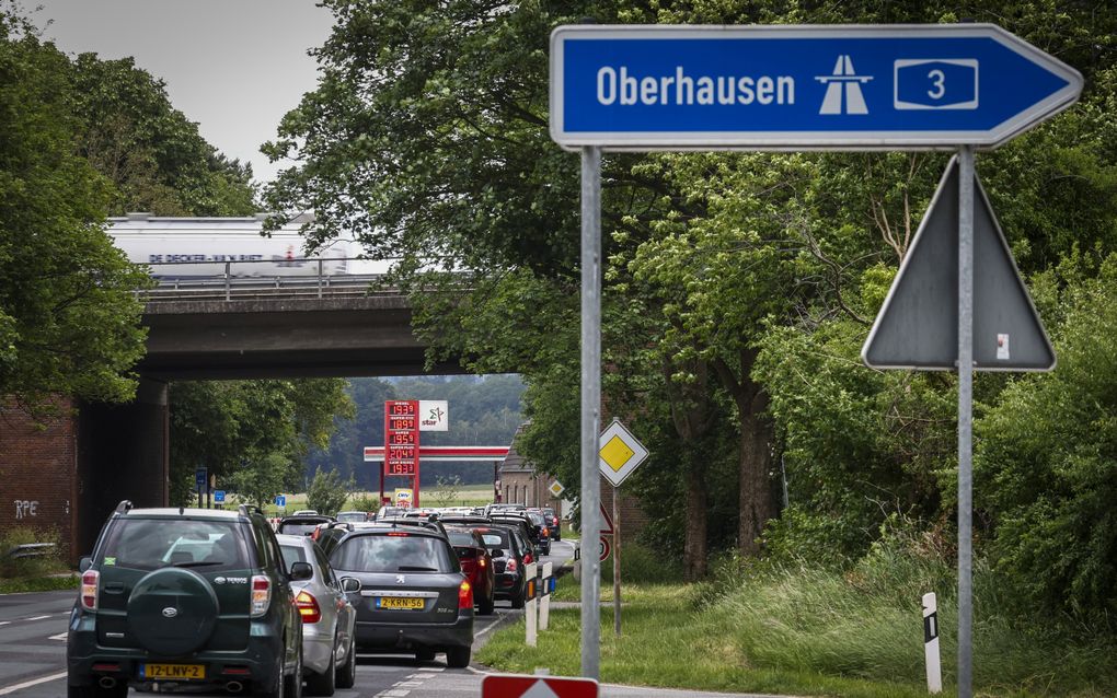 Drukte bij een tankstation in de Duitse grensplaats Elten bij de grensovergang Beek. beeld ANP, Vincent Jannink