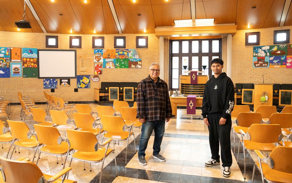 Ouderling Molukse kerk in Lunteren: Na de dienst blijft iedereen hangen en zingen we bij een gitaar