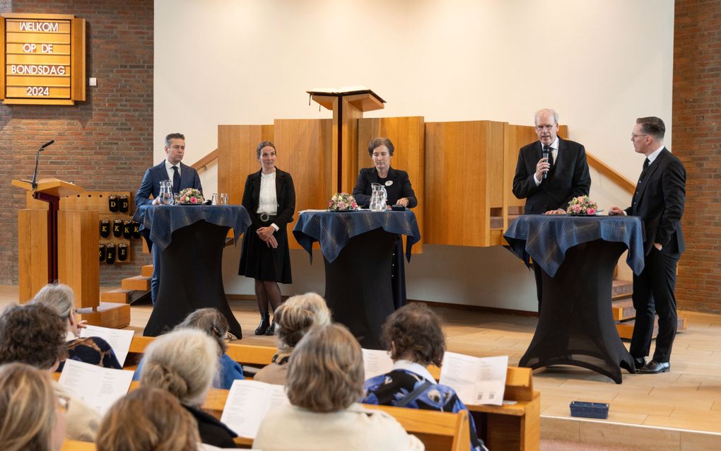 Ds. D. de Wit beantwoordt een vraag tijdens het forum op de vrouwenbondsdag. V.l.n.r. Chris Stoffer, Abigaïl Janse-Pieterman, presidente en forumleidster Liesbeth Martinu-Hol, ds. De Wit en ds. A.T. Huijser. beeld RD, Anton Dommerholt