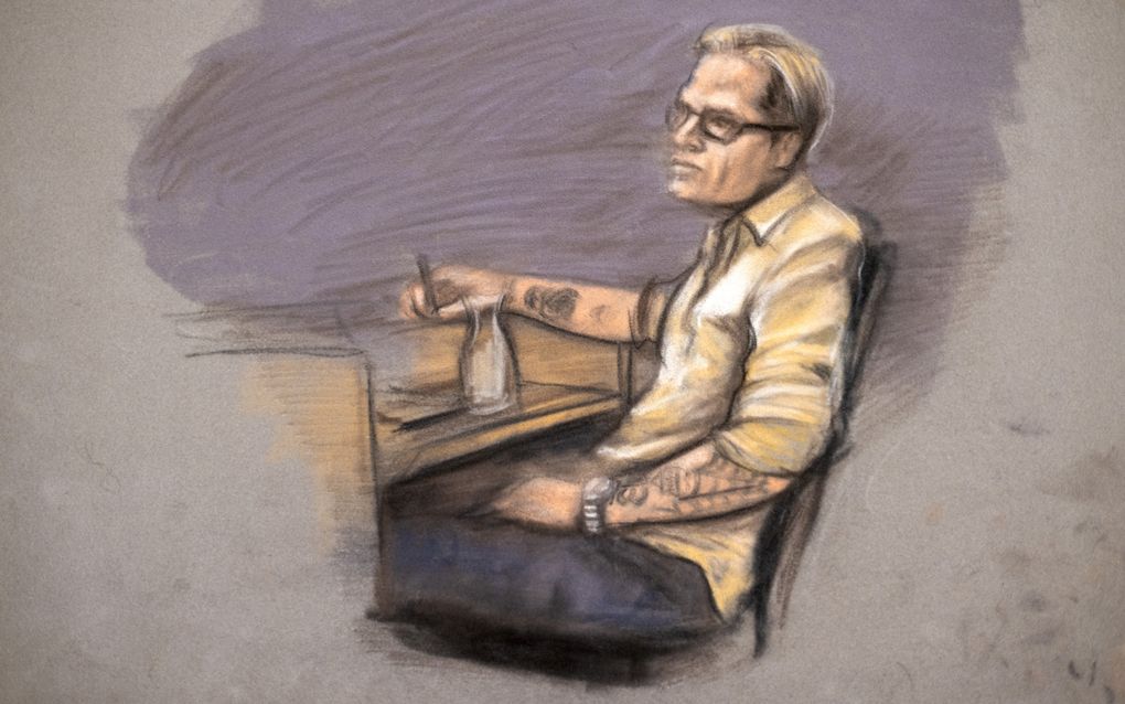 Rechtbanktekening van een blonde jongen die aan een tafel zit met opgestroopte mouwen. Hij heeft tatoeages op zijn armen.