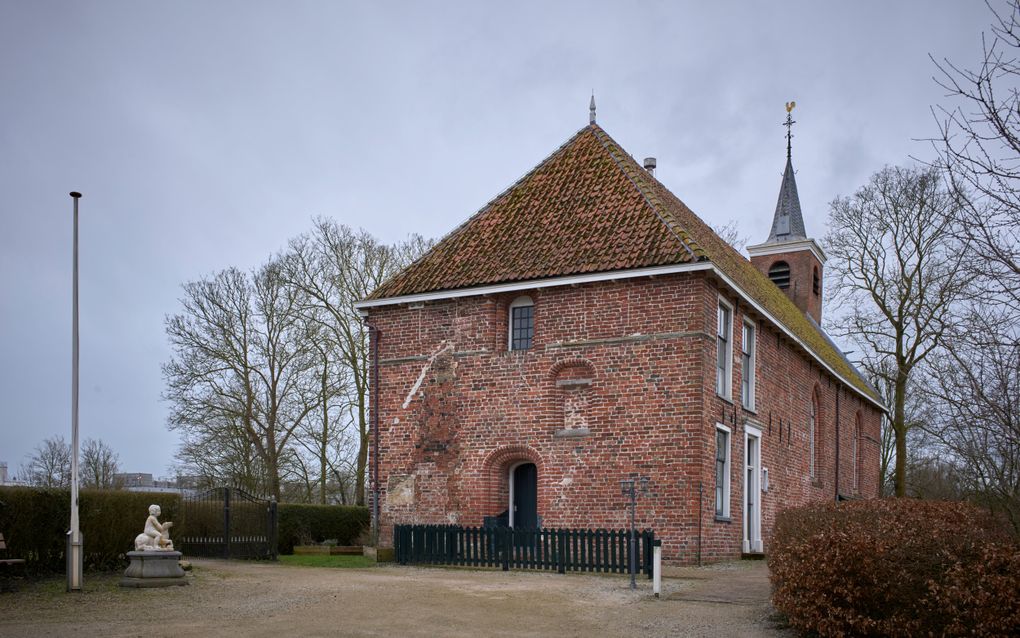 Een oud gebouw, met een torentje.