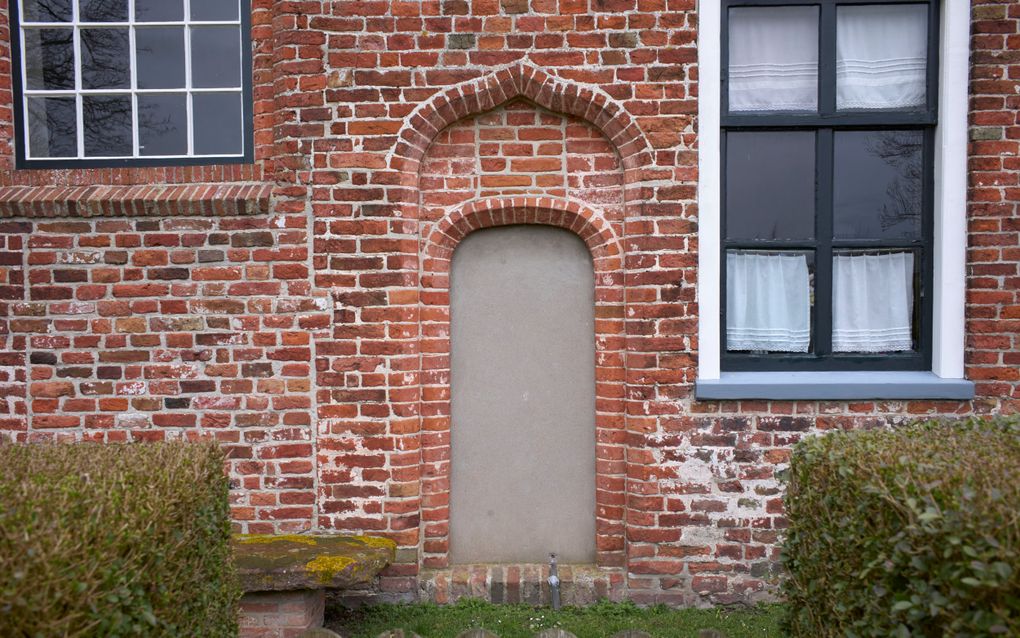 Een dichtgemetselde deur.