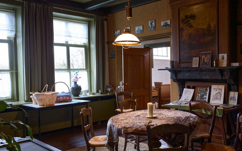 Een soort woonkamer, met een tafeltje en stoelen eromheen.
