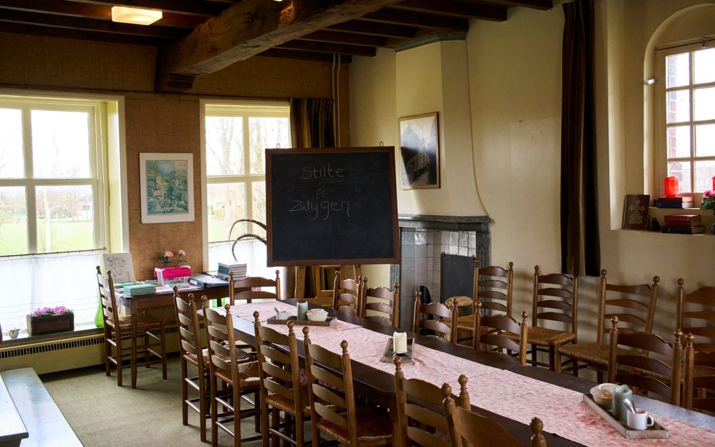 Een lange tafel met stoelen eromheen.