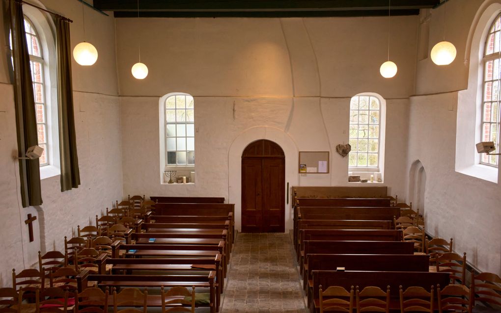 De kerkzaal, met banken.