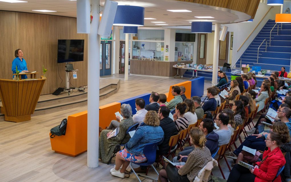 In het Calvijn College in Middelburg werd dinsdag een interkerkelijke avond over geloofsopvoeding gehouden. beeld Dirk-Jan Gjeltema