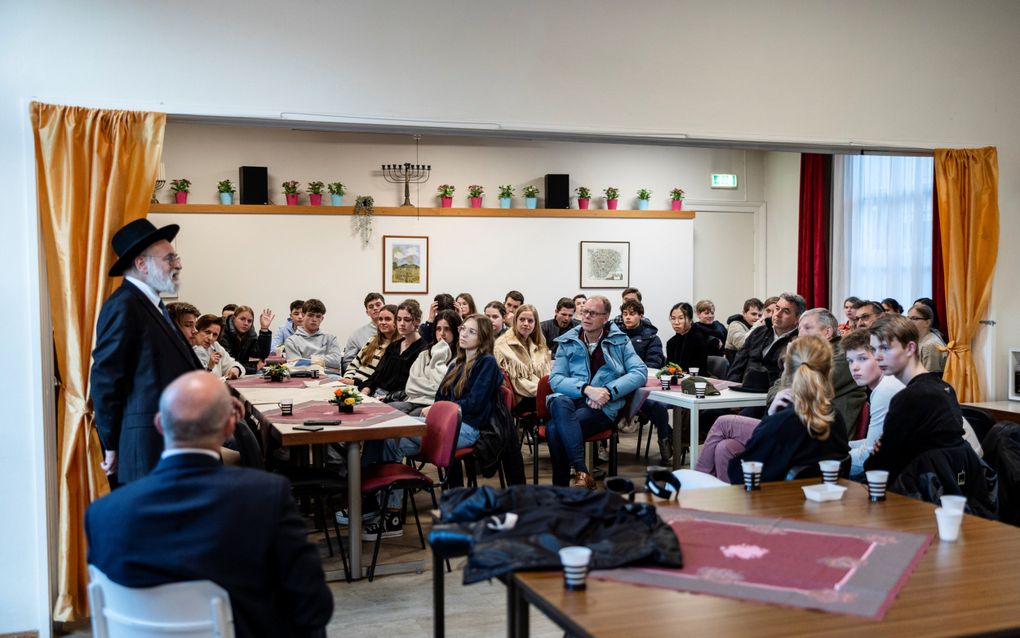 Jongeren van de hervormde Immanuëlkerk in Barendrecht ontmoeten opperrabbijn Binyomin Jacobs in Amersfoort. beeld André Dorst