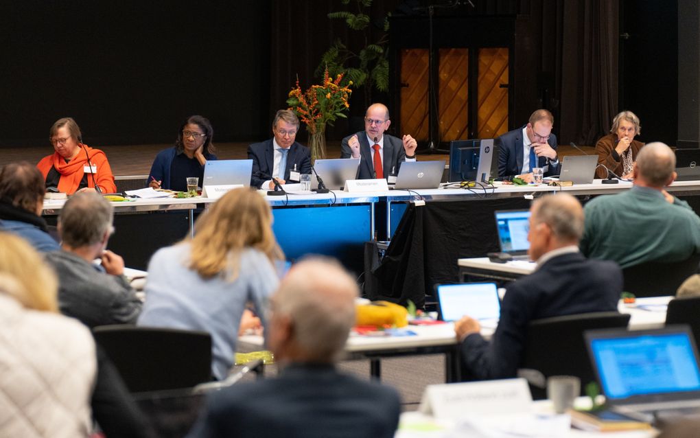 Het moderamen van de generale synode van de Protestantse Kerk in Nederland tijdens een vergadering in november 2023. Derde van links is scriba dr. R. de Reuver. beeld Niek Stam