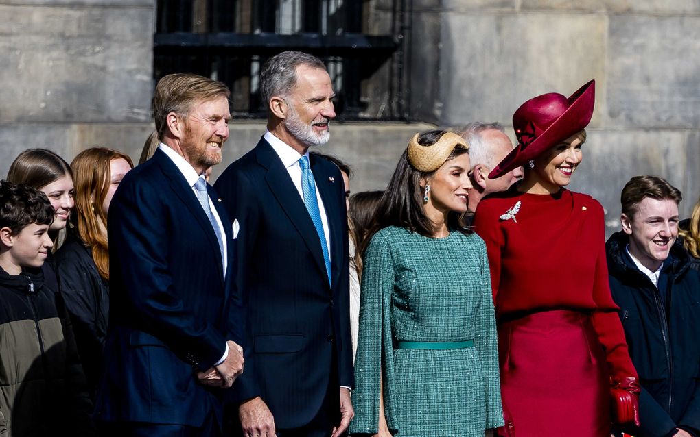 Koning Willem-Alexander en koningin Máxima samen met koning Felipe en koningin Letizia op de Dam tijdens een welkomstceremonie. Het Spaanse koningspaar brengt een tweedaags staatsbezoek aan Nederland. beeld ANP, Remko de Waal