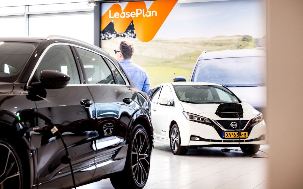 Tweedehands elektrische auto's in een showroom van Leaseplan. Vanaf 2026 moet de elektrische rijder ook motorrijtuigenbelasting gaan betalen. beeld  ANP, Rob Engelaar