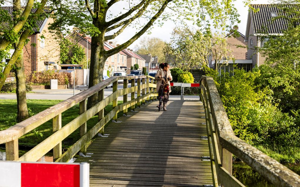 Het Smijtegeltbruggetje over de Couperusgracht in de Harderwijkse wijk Stadsdennen. beeld André Dorst