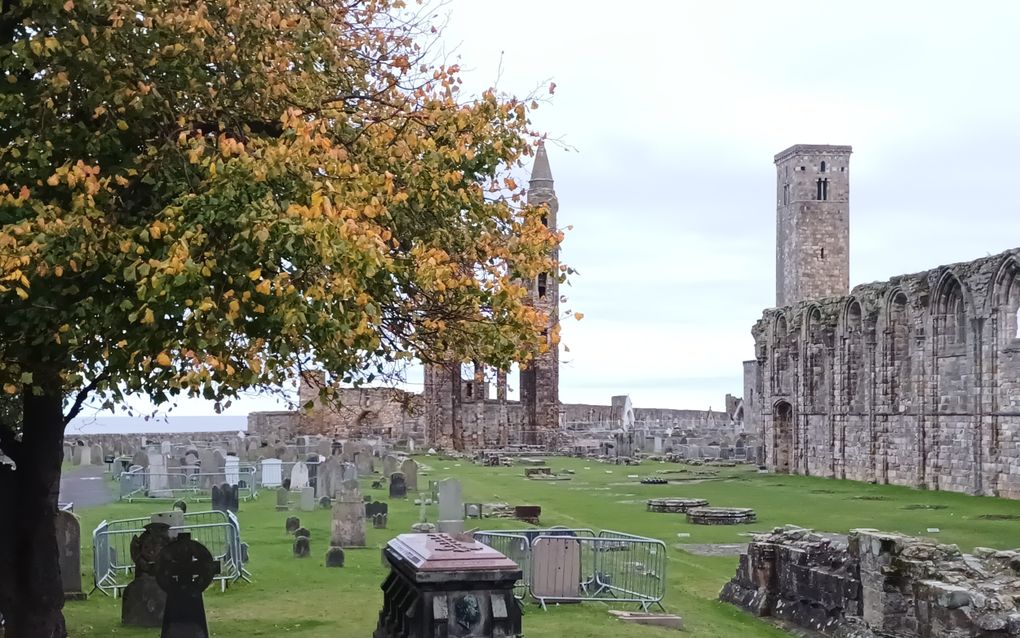 Ruïne van een oude kerk. Een deel van de voorkant en een zijkant staan nog overeind. Op het grasveld eromheen oude grafstenen.